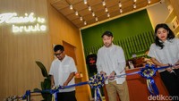 Kiri-kanan: Ketiga Founder Bruule Chaka Ramadhan, Reza Harisky, dan Sarila Danubrata membuka gerai Kasih by Bruule di Sarinah, Jakarta Pusat, Jumat (9/12/2022).