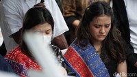 Bersama adik dan ibunya, Marsha Aruan mengenakan pakaian adat Batak saat mengantarkan sang ayah ke peristirahatan terakhir.  Foto: Palevi/ detikHOT