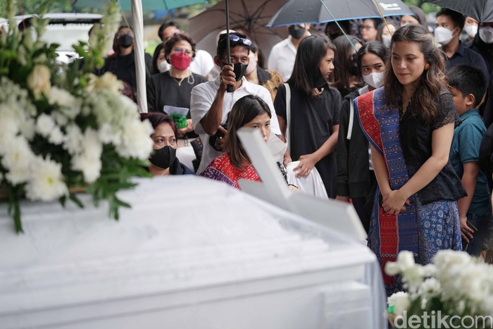Pemakaman Ayah Marsha Aruan di TPU Tanah Kusir Pemakaman Ayah Marsha Aruan di TPU Tanah Kusir