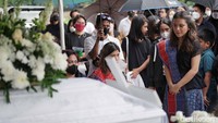 Artis Marsha Aruan dan sejumlah keluarga dan kerabat saat menyaksikan proses pemakaman ayahnya Maruli Asi Budi Aruan di TPU Tanah Kusir, Jakarta, Jumat, (9/12/2022).  Foto: Palevi/ detikHOT