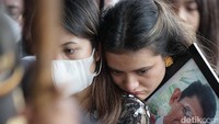 Semoga ayah memberikan kesan yang baik bagi kita semua. Mungkin ini jalan yang terbaik, sudah rencana Tuhan, terima kasih ayah, selamat jalan. Doa kita terus bersama ayah, sambungnya. Foto: Palevi/ detikHOT