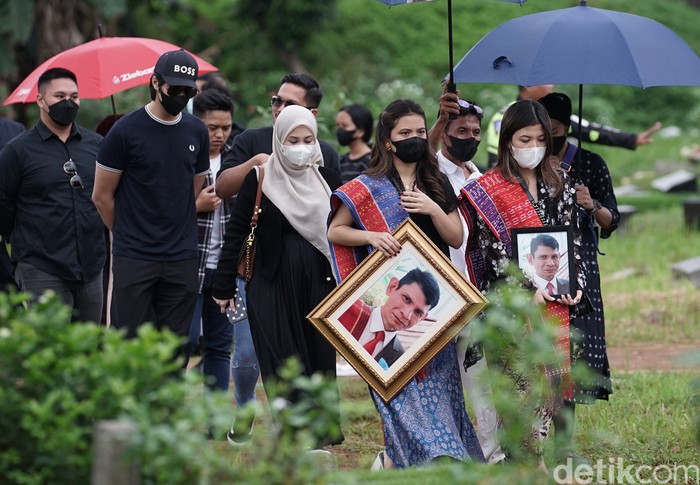 Pemakaman Ayah Marsha Aruan di TPU Tanah Kusir Pemakaman Ayah Marsha Aruan di TPU Tanah Kusir