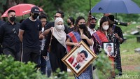 Jenazah Maruli Aruan datang ke TPU Tanah Kusir pada pukul 15.00 WIB dengan menggunakan ambulance dari Rumah Duka Tabitha Ukrida, Jakarta Barat.  Foto: Palevi/ detikHOT
