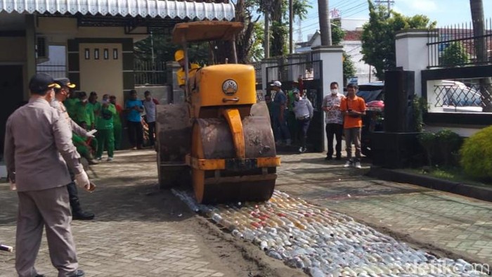 Pemusnahan barang bukti arak Bali di Kejari Tulungagung