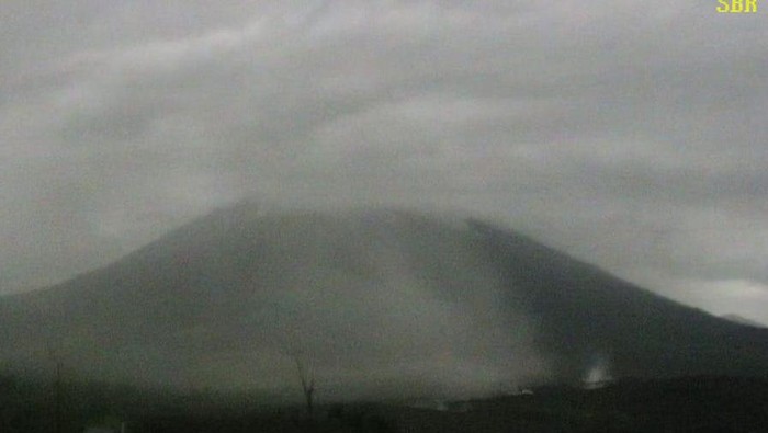 Penampakan Semeru Jumat (9/12) dini hari usai erupsi dan hujan abu