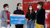 Business Development Director Panin Dai-ichi Life Rosni Tanutama (kiri), didampingi Owner General Agency Unity Mitra Abadi Sulastri (kanan) dan President Agency Manager Jhosefp Jupiter (kedua kiri) secara simbolis menyerahkan klaim kepada perwakilan ahli waris nasabah dengan total nilai Rp 7,8 Miliar di Medan, Sumatera Utara. 