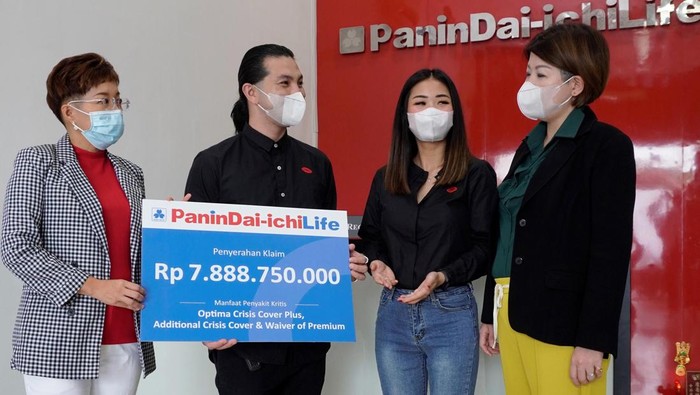 Panin Dai-ichi Life Kembali Bayar Pertanggungan Kesehatan Rp 7,8 Miliar pada Nasabah di Medan Business Development Director Panin Dai-ichi Life Rosni Tanutama (kiri), didampingi Owner  General Agency Unity Mitra Abadi Sulastri (kanan) dan President Agency Manager Jhosefp Jupiter  (kedua kiri) secara simbolis menyerahkan klaim kepada perwakilan ahli waris nasabah dengan total nilai Rp 7,8 Miliar di Medan, Sumatera Utara, Kamis (8/12). Klaim ini merupakan salah satu manfaat dari produk Additional Crisis Cover, Optima Crisis Cover Plus, Waiver of Premium yang dipasarkan melalui jalur keagenan.