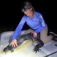 Selain hiu, Rosie sudah terbiasa terjun langsung untuk mengurus berbagai hal di pantai tersebut, termasuk hewan-hewan buas lain, seperti buaya dan ular. Di Instagram, ia tak jarang memperlihatkan keakraban bersama mereka. Foto: (Instagram)