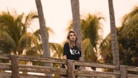 Jika sedang tidak melakukan penelitian di lapangan, dia sibuk sebagai model profesional yang sedang melakukan pemotretan dengan berbagai produk. Kedua profesi itu pun dijalani Rosie dengan gembira. (Instagram/@rosiekmoore)
