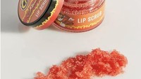 Lip scrub atau scrub bibir biasanya terbuat dari gula pasir dan ditawarkan dengan varian rasa buah yang segar. Namun, lip scrub satu ini tampak aneh karena memiliki varian Cheetos Flaming Hot yang pedas. Foto: site news