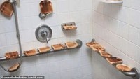 Jika tadi roti dimasukkan ke dalam lubang jalanan, potret roti berikut juga terlihat tak semestinya. Karena, roti sebanyak 18 buah ini disajikan di dalam kamar mandi. Foto: site news