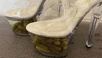 Biasanya acar timun ala Amerika atau pickle disimpan dalam stoples kaca. Berbeda dengan pickle satu ini yang dimasukkan ke dalam bagian bawah sepatu. Foto: site news