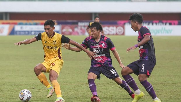 Pesepak bola Persikabo 1973 Gustavo Tocantins (kiri) mencoba melewati penjaga gawang Rans Nusantara FC Hendrawan (kanan) saat pertandingan Liga 1 di Stadion Maguwoharjo, Sleman, DI Yogyakarta, Jumat (9/12/2022). Pertandingan tersebut berakhir imbang dengan skor 1-1. ANTARA FOTO/Hendra Nurdiyansyah/nz
