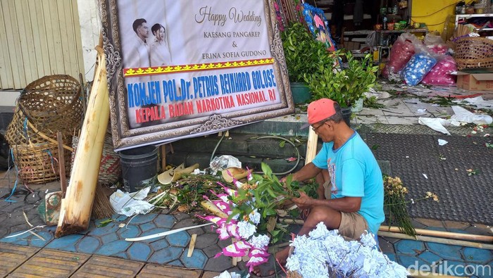 Pesanan karangan bunga untuk acara tasyakuran pernikahan Kaesang dan Erina di Solo, Jumat (9/12/2022).