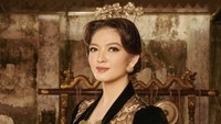 Pesona Selvi Ananda kerap mencuri perhatian dalam berbagai kesempatan. Putri Solo tahun 2009 ini memang memiliki paras cantik.