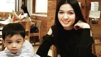 Selvi Ananda selalu menyediakan waktu untuk keluarga, termasuk anak pertamanya, Jan Ethes. Ini posenya ketika mereka hendak makan di restoran.