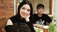 Keluarga kecil ini terlihat kompak ya? Mereka tampak berfoto sebelum makan bersama.