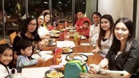 Bersama keluarga besar dari pihak ibunya, Selvi Ananda terlihat makan bersama di sebuah restoran. Ada berbagai sajian di tengah meja.