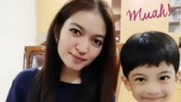 Pose bersama Jan Ethes, di tangan Selvi Ananda sudah ada semangkuk dessert yang akan ia berikan pada sang anak.