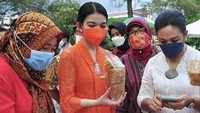Menjadi istri Walikota Solo, Selvi Ananda ikut dalam berbagai kegiatan. Salah satunya meninjau produk kuliner UMKM.