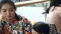 Momen manis ini diambil saat Jan Ethes masih kecil. Selvi Ananda mengawasi sang putra yang tengah makan donat.