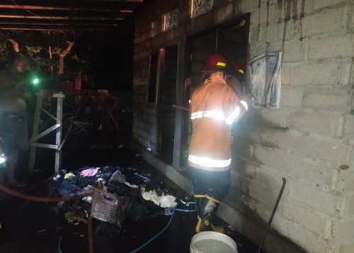 Petugas Damkartan Karangasem saat berusaha memadamkan api yang membakar rumah warga di Desa Baturinggit, Kecamatan Kubu, Kabupaten Karangasem (istimewa)