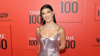 Dia menempuh pendidikan di sekolah elit Lakeside seperti ayahnya, dan sekarang kabarnya kuliah di Stanford University. Phoebe mengatakan memang tertarik pada dunia fashion dan desainer. Foto: Getty Images