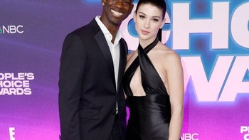 Phoebe Gates tampil bersama sang pacar awal Desember ini, dalam ajang Peoples Choice Awards 2022. Namanya diketahui sebagai Robert Ross. Foto: WireImage/Frazer Harrison