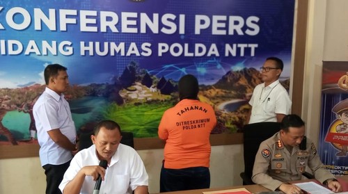 Polda NTT menetapkan nahkoda Kapten Edwin Pareda sebagai tersangka kebakaran KM Express Cantika 77. Foto: Yufen Ernesto