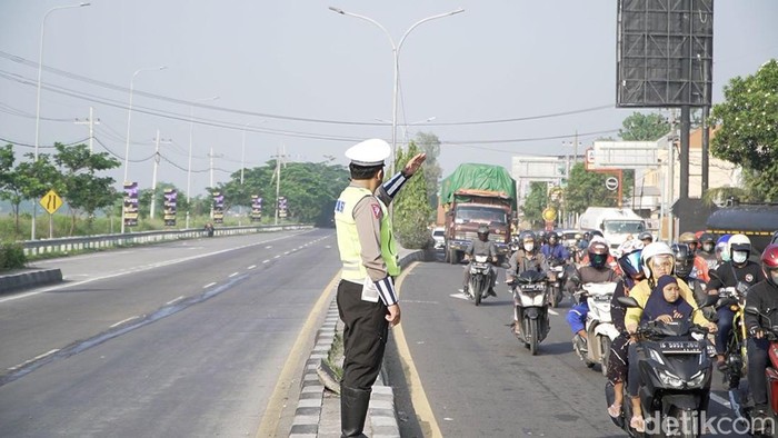 Polisi mengatur arus lalin di Gresik