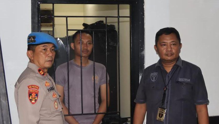 Polisi Polres Kepulauan Seribu yang viral menghamili dan memukuli pacar dikurung.