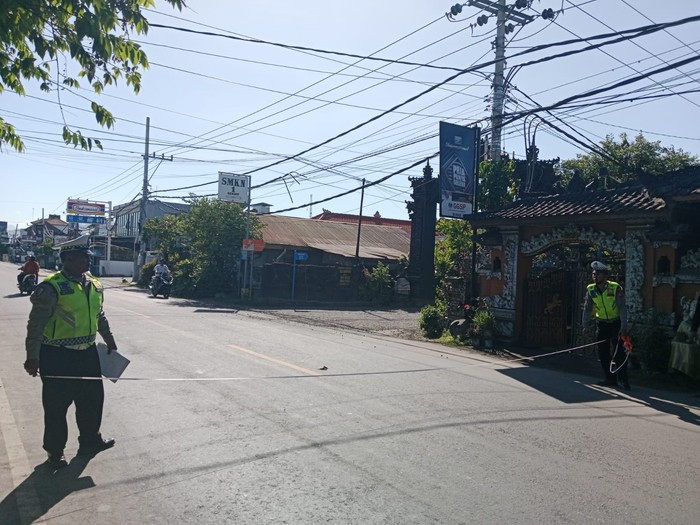 Polisi saat melakukan olah tempat kejadian perkara di lokasi kejadian, Jumat (9/12/2022). (Dok Humas Polres Buleleng)