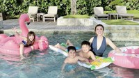 Tak hanya itu, Dhena juga melakukan olahraga bersama anak-anaknya. Salah satu olahraga yang ia lakukan bersama adalah berenang. (Foto: Instagram @dhenaaldhaliadevanka)