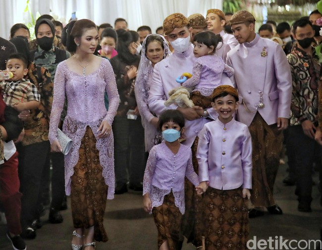 Berkebaya pas badan semakin menampilkan fitur tubuh Selvi Ananda yang langsing dan semampai meski sudah punya dua anak. Sebelum dinikahi Gibran, Selvi Ananda sendiri merupakan jebolan kontes kecantikan Putri Solo. Foto: Pradita Utama