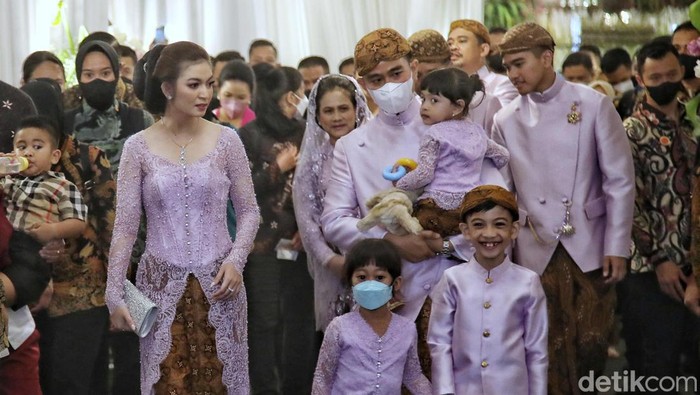 Selvi Ananda turut menghadiri malam midodareni pernikahan Kaesang-Erina. Begini potretnya.