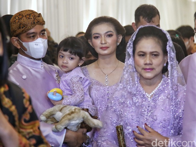 Berbeda dengan momen siraman, di acara midodareni Kaesang dan Erina, Selvi bersama anggota keluarga Jokowi kompak mengenakan busana adat Jawa berwarna ungu muda. Selvi mengenakan kebaya dengan potongan leher berbentuk U. Foto: Pradita Utama