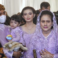Berbeda dengan momen siraman, di acara midodareni Kaesang dan Erina, Selvi bersama anggota keluarga Jokowi kompak mengenakan busana adat Jawa berwarna ungu muda. Selvi mengenakan kebaya dengan potongan leher berbentuk U. Foto: Pradita Utama
