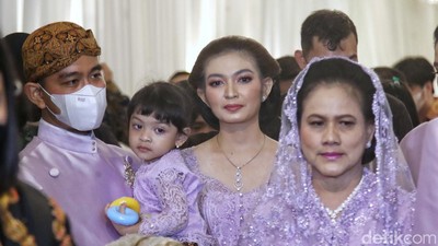 9 Potret Anggun Selvi Ananda Curi Perhatian Saat Nikah Kaesang-Erina