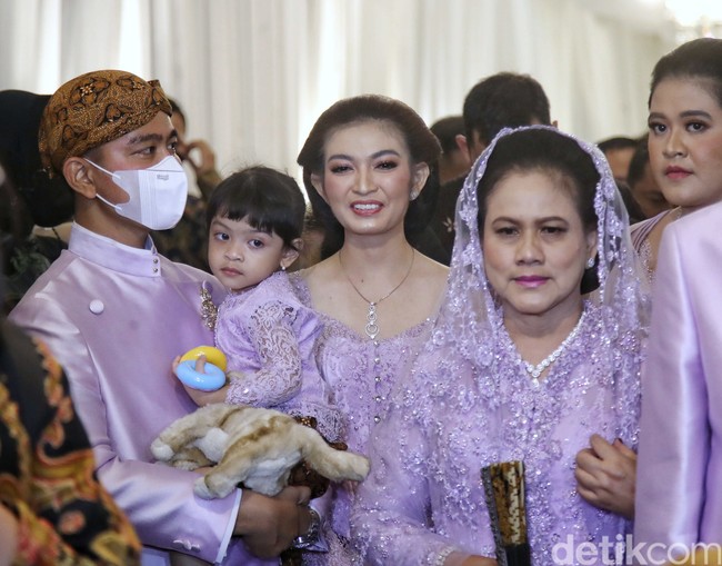 Malam harinya, istri Gibran Rakabuming itu kembali jadi sorotan dengan penampilan ayunya mengenakan kebaya lilac. Momen tersebut merupakan acara midodareni Kaesang, di mana keluarga calon pengantin pria menyambangi keluarga calon pengantin wanita. Foto: Pradita Utama