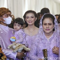 Malam harinya, istri Gibran Rakabuming itu kembali jadi sorotan dengan penampilan ayunya mengenakan kebaya lilac. Momen tersebut merupakan acara midodareni Kaesang, di mana keluarga calon pengantin pria menyambangi keluarga calon pengantin wanita. Foto: Pradita Utama