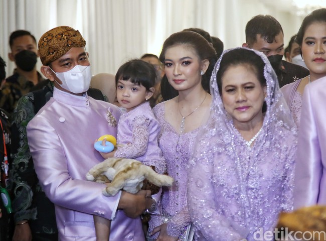 Ibu walikota Surakarta itu rambutnya masih disanggul. Tampak Selvi berdampingan dengan Gibran.Foto: Pradita Utama