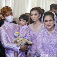 Ibu walikota Surakarta itu rambutnya masih disanggul. Tampak Selvi berdampingan dengan Gibran.Foto: Pradita Utama