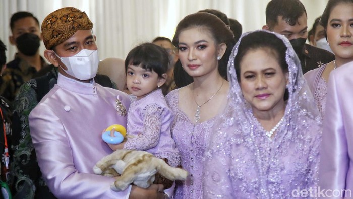 Selvi Ananda turut menghadiri malam midodareni pernikahan Kaesang-Erina. Begini potretnya.