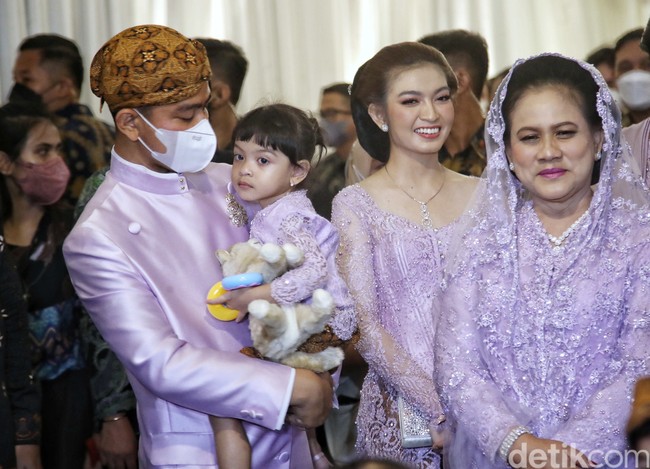 Tak kalah menawan dari penampilan sebelumnya, pesona Selvi Ananda mengenakan kebaya berwarna ungu muda pun dibanjiri beragam pujian. Mengenakan konde, penampilannya jadi benar-benar terlihat bak wanita Jawa yang ayu. Foto: Pradita Utama