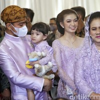 Tak kalah menawan dari penampilan sebelumnya, pesona Selvi Ananda mengenakan kebaya berwarna ungu muda pun dibanjiri beragam pujian. Mengenakan konde, penampilannya jadi benar-benar terlihat bak wanita Jawa yang ayu. Foto: Pradita Utama