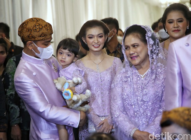 Di momen siraman sampai midodareni juga tampak kedua anak Selvi dan Gibran, Jan Ethes dan La Lembah. Inilah potret menggemaskan La Lembah yang juga tampil dengan kebaya ungu senada dengan Selvi. La Lembah anteng digendong sang ayah.Foto: Pradita Utama