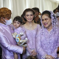 Di momen siraman sampai midodareni juga tampak kedua anak Selvi dan Gibran, Jan Ethes dan La Lembah. Inilah potret menggemaskan La Lembah yang juga tampil dengan kebaya ungu senada dengan Selvi. La Lembah anteng digendong sang ayah.Foto: Pradita Utama