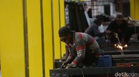 Beberapa bagian JPO diperbaiki oleh para pekerja.
