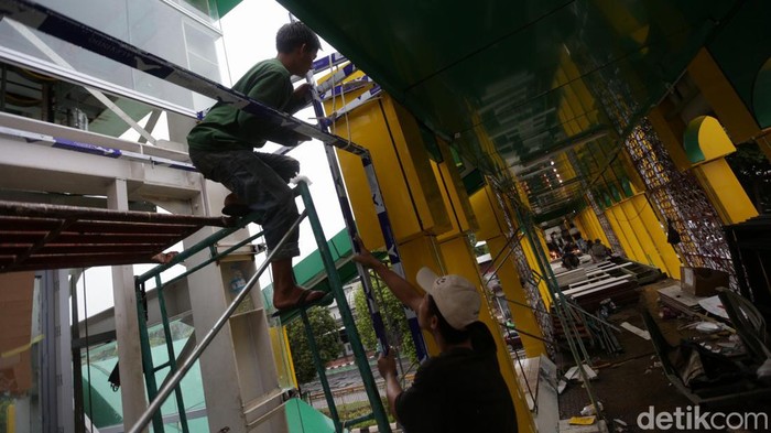 Jembatan Penyebrangan Orang (JPO) Matraman masih dalam tahap proses revitalisasi. JPO ini ditargetkan akan selesai pada akhir bulan ini.