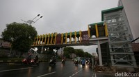 Penampakan Jembatan Penyeberangan Orang (JPO) Matraman yang hampir selesai, Jl Matraman Raya, Jakarta Timur, Jumat (9/12/2022).